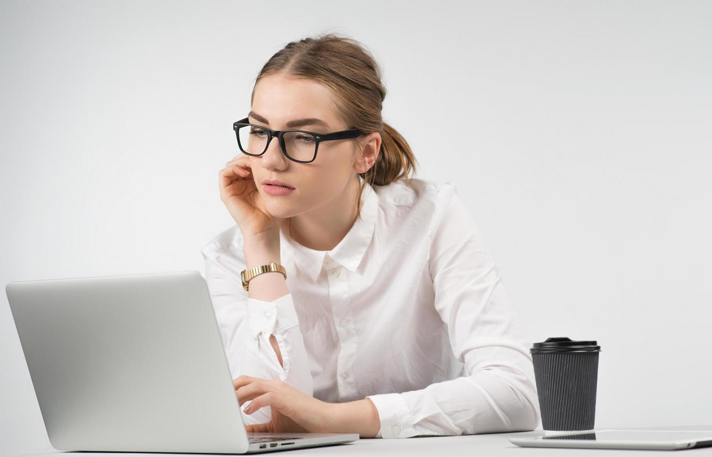 Equipo colaborando en estrategias digitales