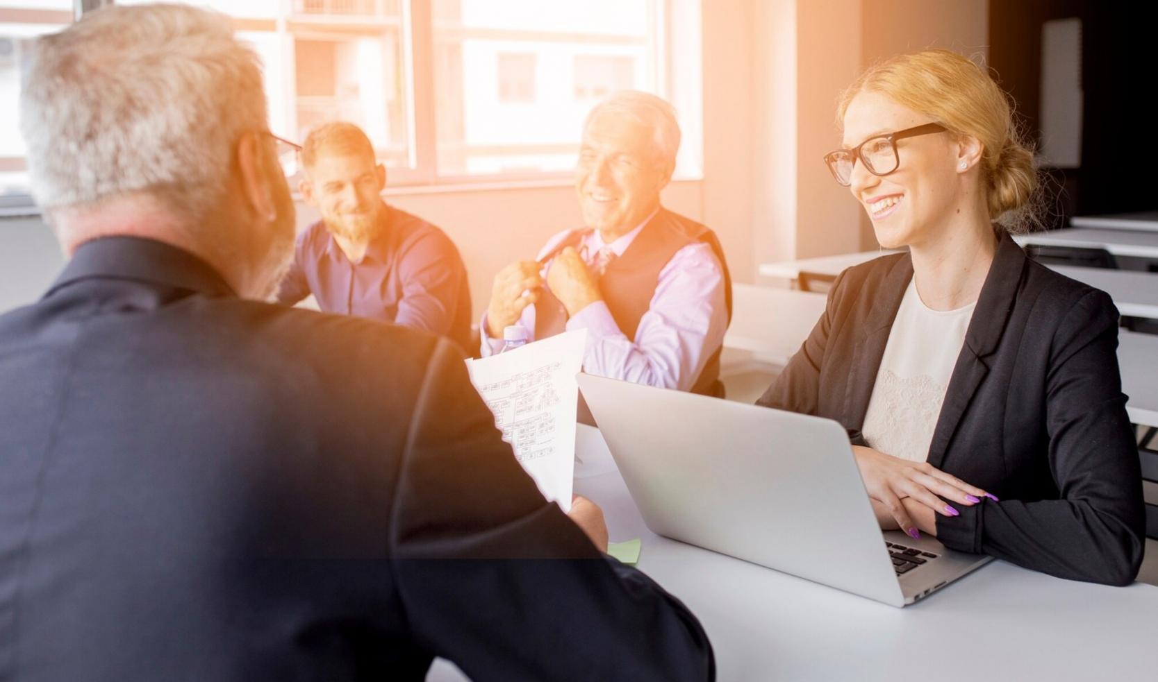 Estudiantes internacionales aprendiendo estrategias digitales en Colombia
