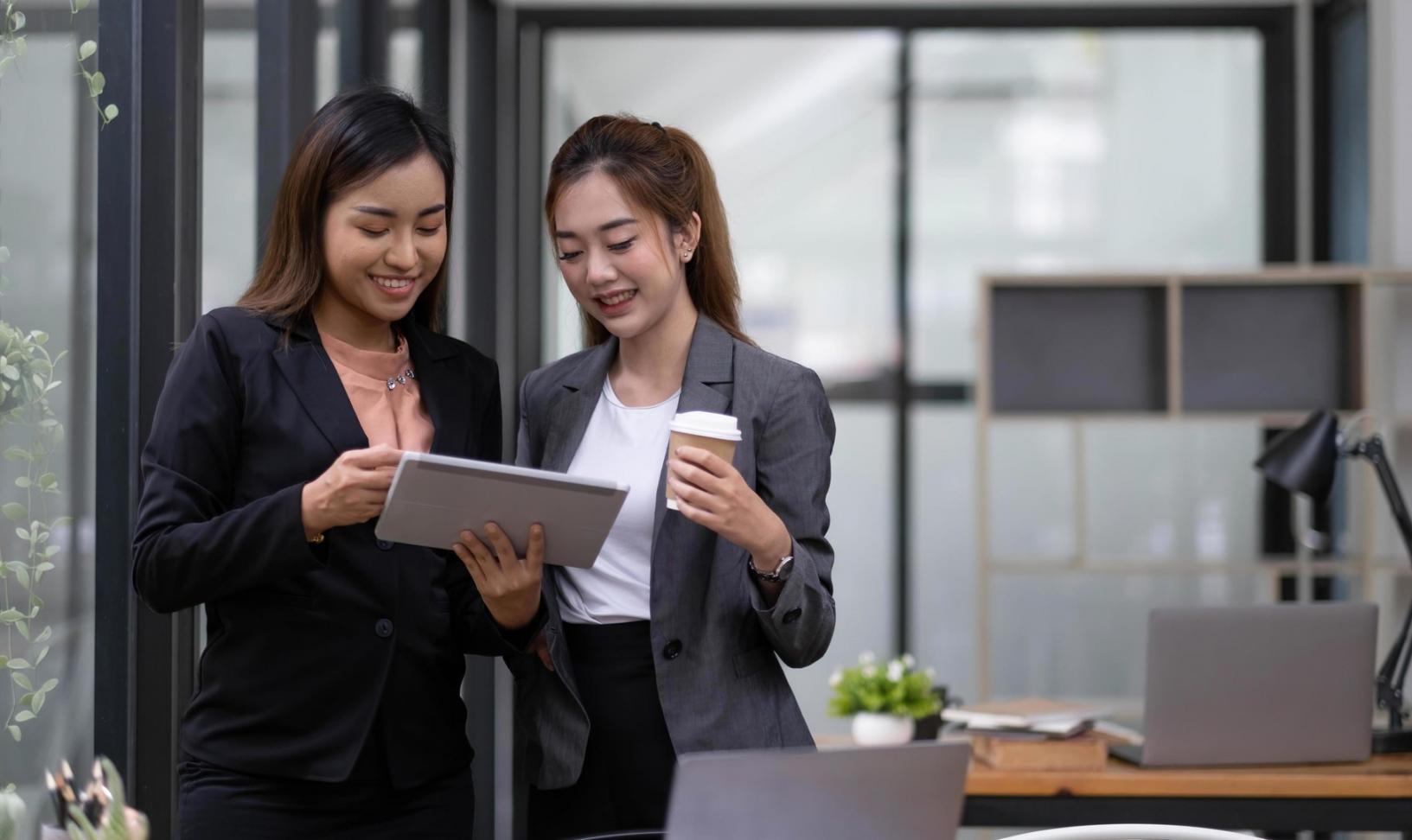 Estudiantes trabajando en proyectos de SEO internacional
